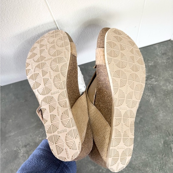 Munro Ronda T-Strap Wedge Sandal Tan Croc size 6.5WW (wide fit) - Picture 6 of 10